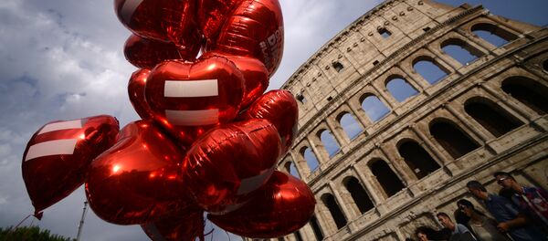 Воздушные шары в форме сердца возле Колизея во время гей-парада (ЛГБТ) в Риме Воздушные шары в форме сердца возле Колизея во время гей-парада (ЛГБТ) в Риме - Sputnik Latvija