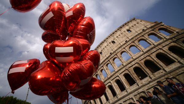 Воздушные шары в форме сердца возле Колизея во время гей-парада (ЛГБТ) в Риме - Sputnik Латвия