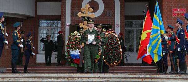 Прощание с погибшим в Сирии военным Антоном Ерыгиным - Sputnik Latvija