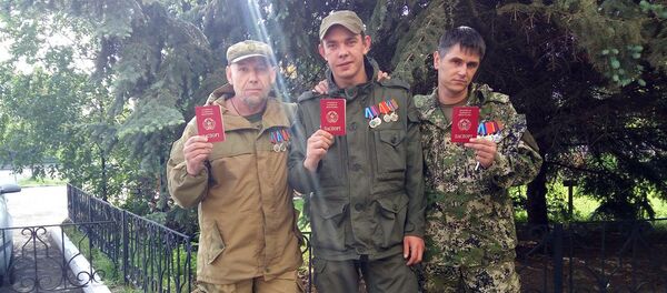 Luganskas jaunie pilsoņi demonstrē pases - Sputnik Latvija