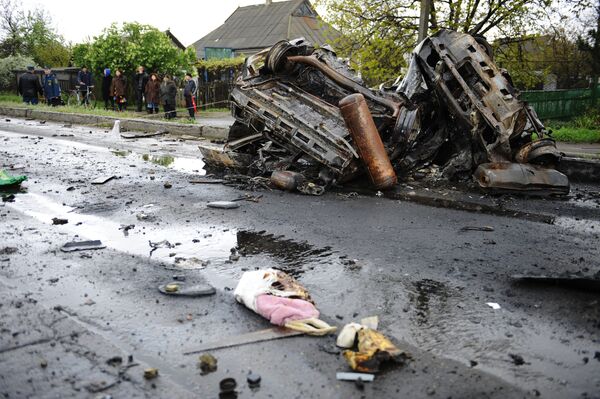 Automašīna pēc Ukrainas armijas apšaudes kontroles un caurlaides punkta Jeļenovka rajonā Doņeckā. - Sputnik Latvija
