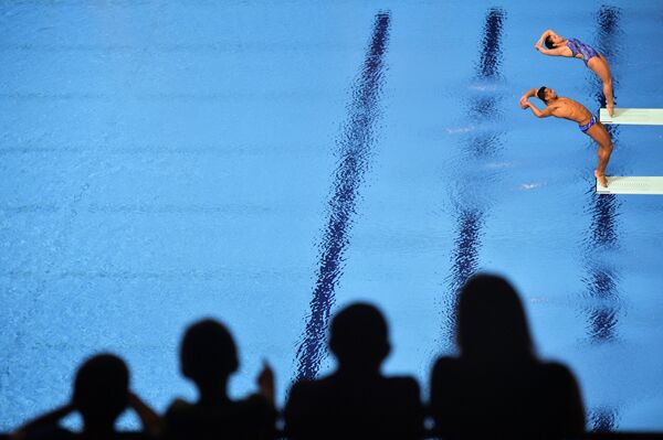 Doloresa Ernandesa Monsona un Žahirs Okampo (Meksika) sinhronie lēcieni no 3 m tramplīna jauktajiem duetiem FINA Pasaules sērijas 4. posmā Kazaņā. - Sputnik Latvija