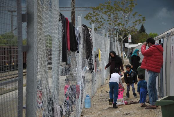 Bēgļu nometne Tabanovce Maķedonijā netālu no Serbijas robežas. Šeit mīt bēgļi no Tuvo Austrumu valstīm. - Sputnik Latvija