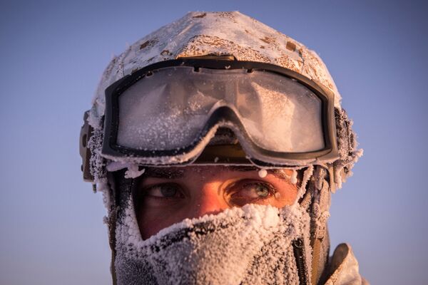 Čečenijas Republikas IeM speciālo uzdevumu vienības karavīrs mācību laikā Ziemeļpola rajonā. - Sputnik Latvija