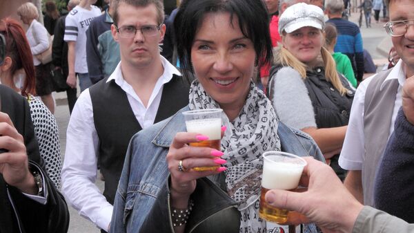 Пиво – для самых красивых дам Пиво – для самых красивых дам - Sputnik Латвия
