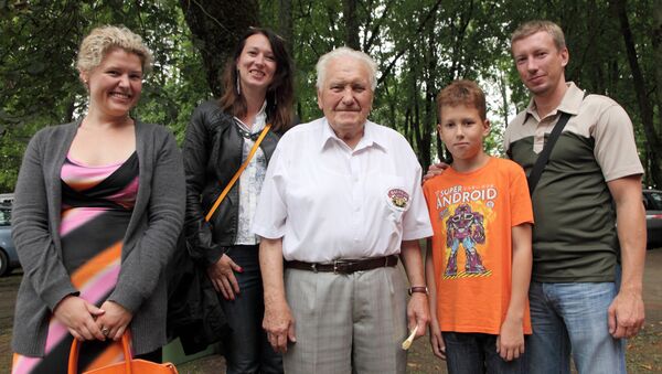 Легендарный латвийский пивовар Карлис Залитис (в центре) Легендарный латвийский пивовар Карлис Залитис (в центре) - Sputnik Латвия