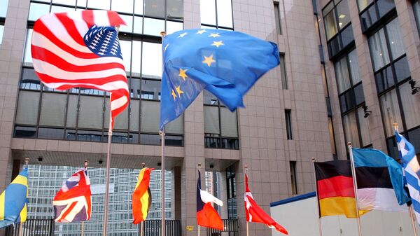 Flagi USA i UE w Brukseli  - Sputnik Латвия