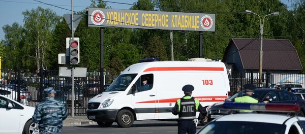 Массовая драка на Хованском кладбище в Москве - Sputnik Латвия