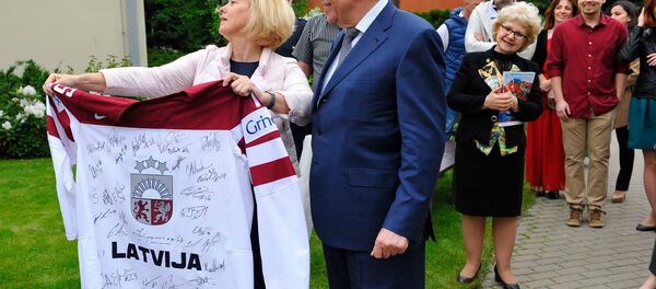 Хоккеисты сборной в посольстве Латвии в Москве - Sputnik Латвия