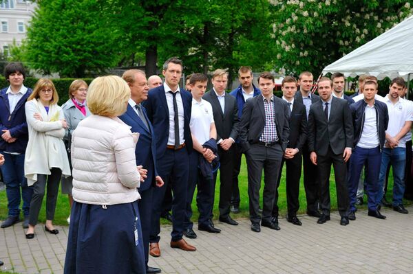 Хоккеисты сборной в посольстве Латвии в Москве - Sputnik Латвия