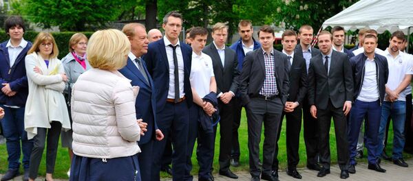 Хоккеисты сборной в посольстве Латвии в Москве - Sputnik Латвия