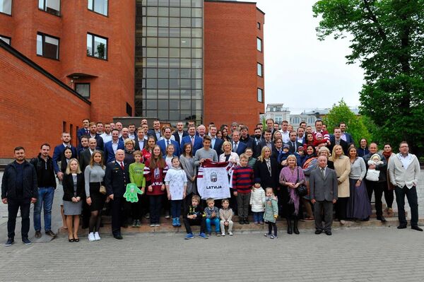 Хоккеисты сборной в посольстве Латвии в Москве - Sputnik Латвия