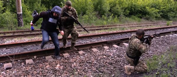 Обстановка в ДНР: кадры с места обстрела группы ВГТРК и комментарии ополченцев Обстановка в ДНР: кадры с места обстрела группы ВГТРК и комментарии ополченцев - Sputnik Латвия