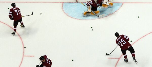 Игроки сборной Латвии во время разминки - Sputnik Латвия