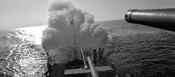 Эскадренный миноносец Балтийского флота ставит в море дымовую завесу Эскадренный миноносец Балтийского флота ставит в море дымовую завесу - Sputnik Латвия