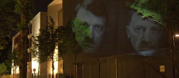 Фотографии президента Турции Эрдогана и Гитлера проецируются на посольство в Берлине Фотографии президента Турции Эрдогана и Гитлера проецируются на посольство в Берлине - Sputnik Латвия