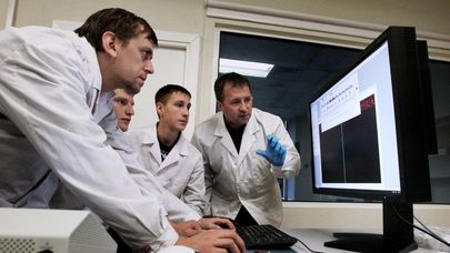 Ученые в лаборатории