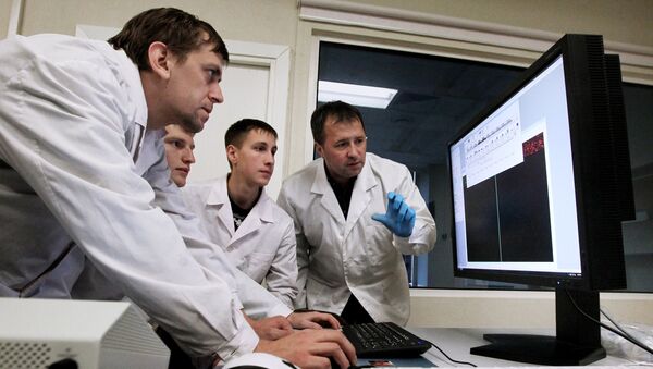 Ученые в лаборатории - Sputnik Латвия
