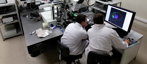 Ученые в лаборатории Ученые в лаборатории - Sputnik Latvija