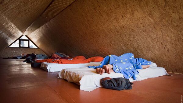Спящие люди на мансарде - Sputnik Latvija