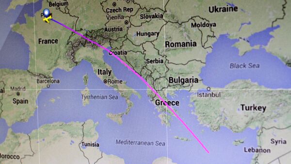 Траектория полета рейса EgyptAir MS804 от Парижа до Каира на экране слежения за полетами - Sputnik Латвия
