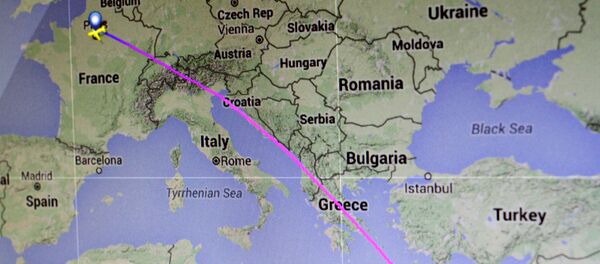 Траектория полета рейса EgyptAir MS804 от Парижа до Каира на экране слежения за полетами - Sputnik Латвия