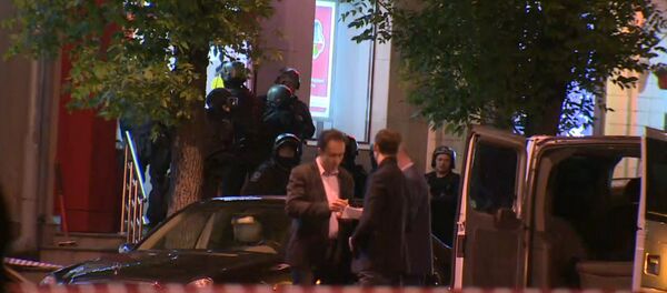 Спецназ ликвидировал налетчика на банк в Москве. Съемка с места ЧП - Sputnik Латвия