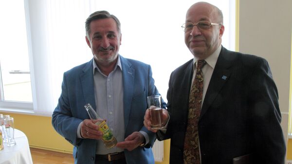 Директор Bauskas alus Владимир Барсков и руководитель Латвийской ассоциации торговцев Хенрик Данусевич - Sputnik Латвия