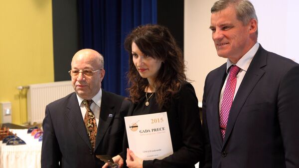 Руководитель Латвийской ассоциации торговцев Хенрик Данусевич и парламентский секретарь Министерства земледелия Рингольд Арнитис вручили награду производительнице меда - Sputnik Латвия