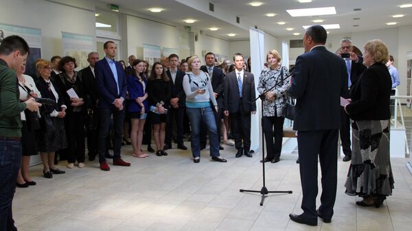 Начальник главного управления идеологической работы мингорисполкома П.Скалабан ведет вступительную речь - Sputnik Латвия