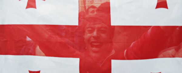 Житель Тбилиси с флагом Грузии, архивное фото Житель Тбилиси с флагом Грузии, архивное фото - Sputnik Latvija