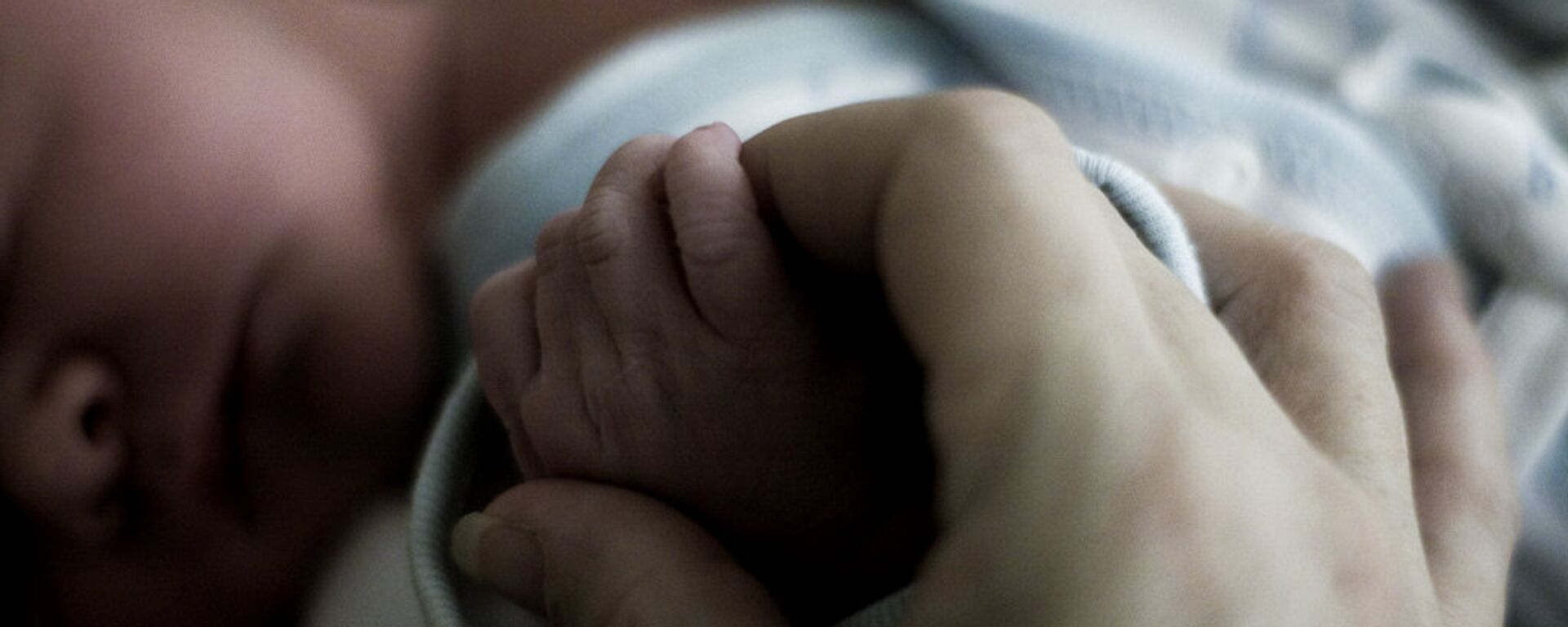 Мать держит руку новорожденного ребенка. Архивное фото - Sputnik Латвия, 1920, 15.11.2023