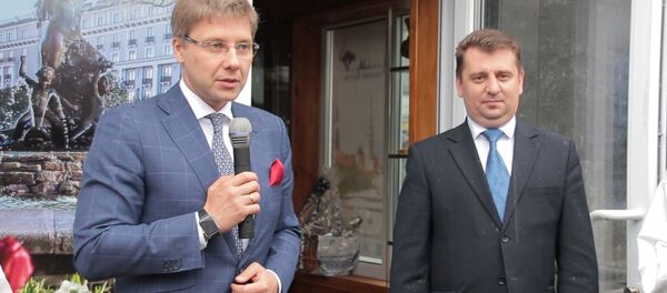 Хоккей, магазин и дерево: Нил Ушаков на Днях Риги в Минске Хоккей, магазин и дерево: Нил Ушаков на Днях Риги в Минске - Sputnik Латвия