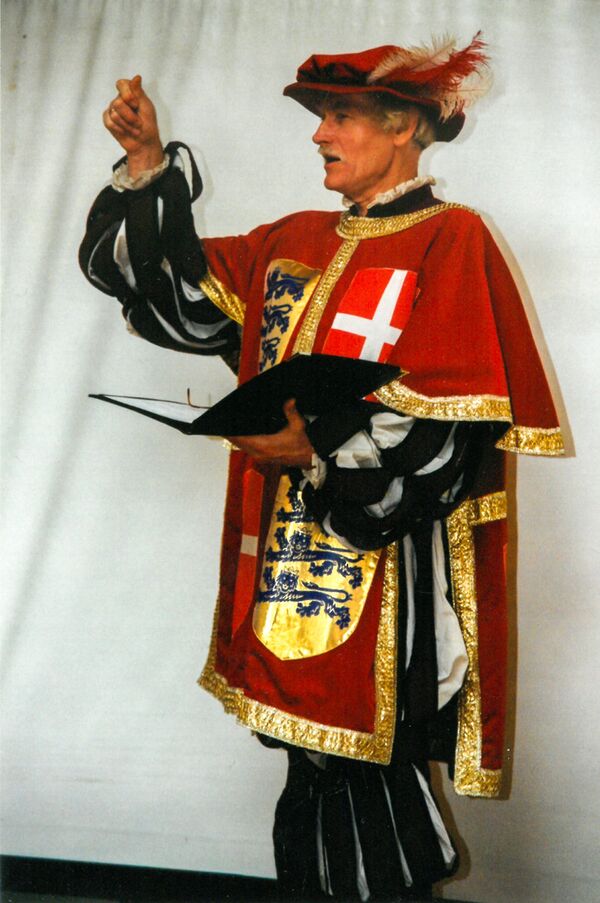 Знаменитый красный костюм со львами глашатая Юри Куускемаа. Знаменитый красный костюм со львами глашатая Юри Куускемаа. - Sputnik Латвия