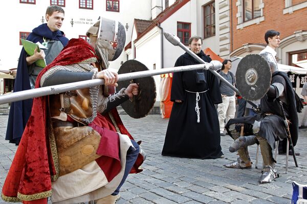 Участники рыцарского турнира на фестивале Майский граф в Риге Участники рыцарского турнира на фестивале Майский граф в Риге - Sputnik Латвия