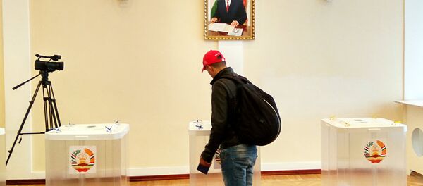 Голосование на референдуме в посольстве Таджикистана в Москве - Sputnik Латвия