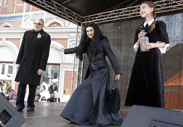 Семейка Аддамс на празднике Майский граф в Риге Семейка Аддамс на празднике Майский граф в Риге - Sputnik Латвия