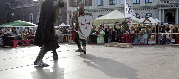 Участники рыцарского турнира на фестивале Майский граф в Старой Риге Участники рыцарского турнира на фестивале Майский граф в Старой Риге - Sputnik Латвия