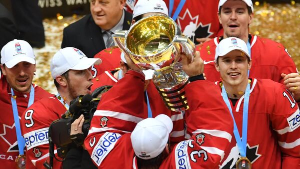 Игроки сборной Канады по хоккею с трофеем ЧМ-2016 - Sputnik Латвия