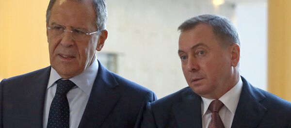 Министр иностранных дел РФ Сергей Лавров (слева) и министр иностранных дел Белоруссии Владимир Макей. Архивное фото - Sputnik Латвия