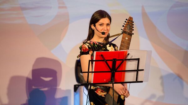 Девика играет на уникальном инструменте стик-бас Девика играет на уникальном инструменте стик-бас - Sputnik Латвия