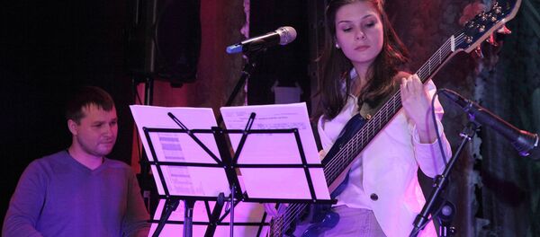 Девика перед тем, как освоить стик-бас, играла на простой бас-гитаре – и пела на экзотичных восточных языках - Sputnik Латвия