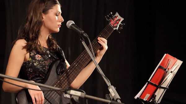 Девика перед тем, как освоить стик-бас, играла на простой бас-гитаре – и пела на экзотических восточных языках Девика перед тем, как освоить стик-бас, играла на простой бас-гитаре – и пела на экзотических восточных языках - Sputnik Латвия