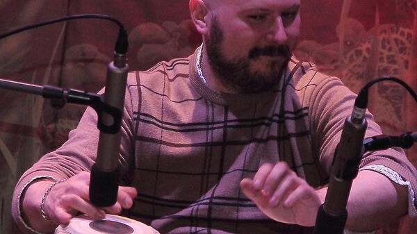 Дмитрий Евсиков играет на любимых барабанах табла Дмитрий Евсиков играет на любимых барабанах табла - Sputnik Латвия