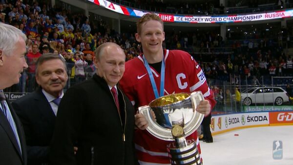 Путин поздравил сборную Канады с победой в ЧМ по хоккею и вручил капитану кубок - Sputnik Latvija