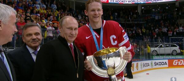 Путин поздравил сборную Канады с победой в ЧМ по хоккею и вручил капитану кубок - Sputnik Латвия