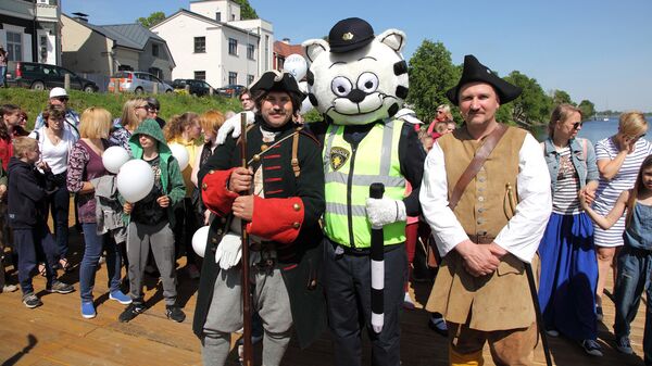 В центре полицейский кот Рунцис Рудис - Sputnik Латвия