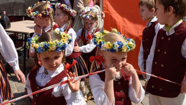 Дети в национальных костюмах - Sputnik Латвия