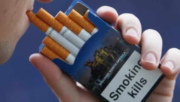 Uzraksts uz cigarešu paciņas Smēķēšana nogalina - Sputnik Latvija