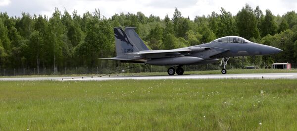 Iznīcinātājs F-15. Foto no arhīva Iznīcinātājs F-15. Foto no arhīva - Sputnik Latvija